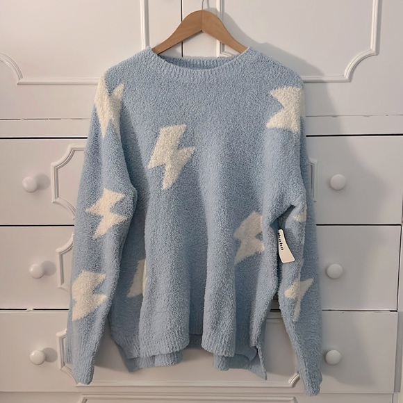 NWT Fuzzy Sweater Size Medium - Picture 3 of 7